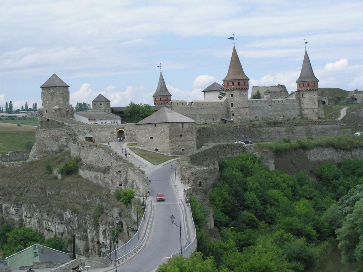 Апартаменты Вероника Каменец-Подольский Экстерьер фото