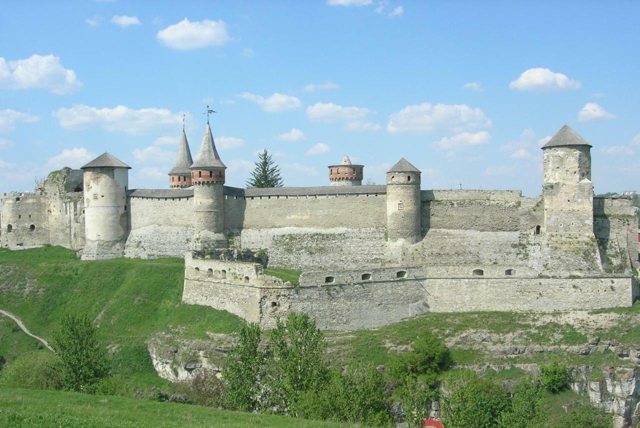 Апартаменты Вероника Каменец-Подольский Экстерьер фото